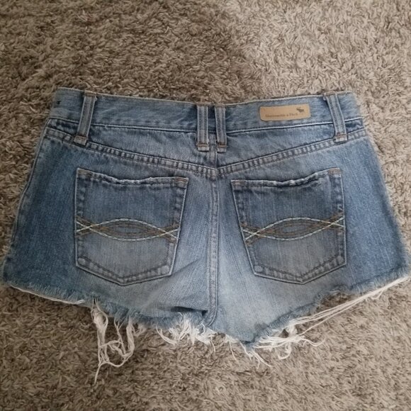 NWOT Vintage Abercrombie ripped jean shorts, Size 00 - Picture 1 of 6